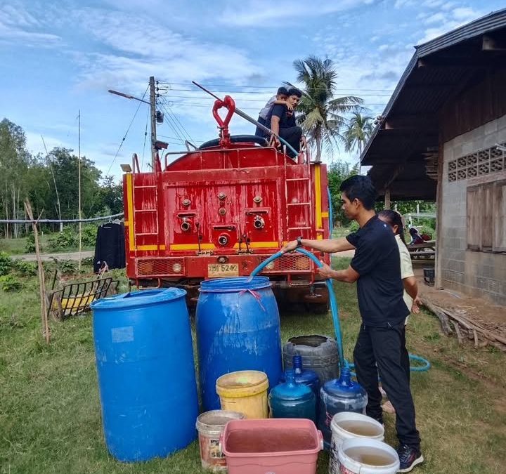 เทศบาลตำบลตาจง เร่งประสานขอความช่วยเหลือแจกจ่ายน้ำอุปโภค-บริโภค ให้แก่พี่น้องประชาชน