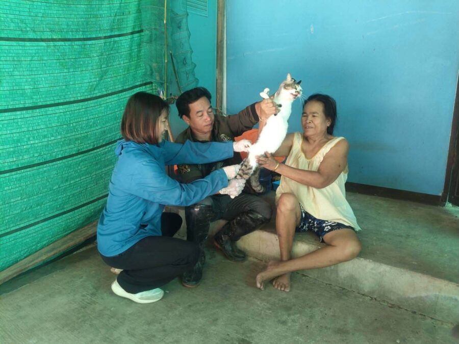 กองสาธารณสุขและสิ่งแวดล้อม ออกให้บริการฉีดวัคซีนป้องกันโรคพิษสุนัขบ้าในพื้นที่ หมู่ที่ 4 7,17, 21 และ 22 ตำบลตาจง